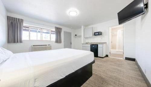 Queen Bed Studio Non-Smoking