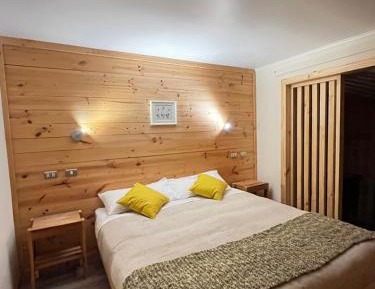 Double or Twin Room with Mountain View
