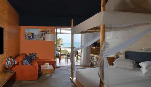 Deluxe Blue Bay Beach Suite