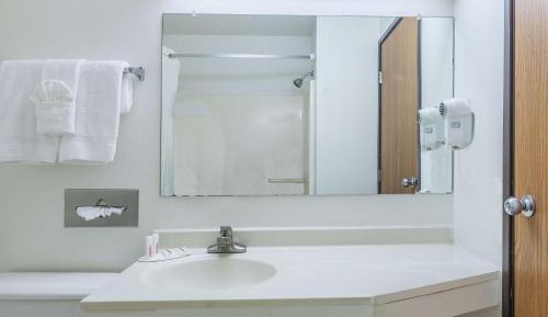 1 Queen Bed, Mobility/Hearing Accessible Room, Bathtub w/ Grab Bars,, Non-Smoking
