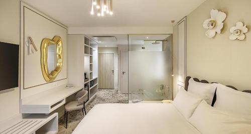 Family Connecting Room with One Queen and Two Single Beds - Non-Smoking