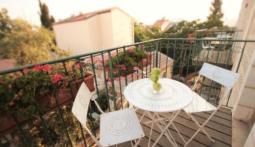 One-Bedroom Apartment with Balcony