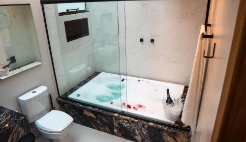 Deluxe Suite with Spa Bath