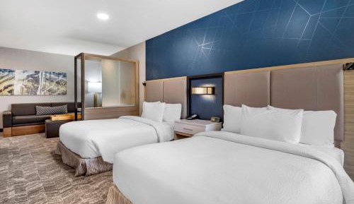 Suite with Two Queen Beds, Trundle Bed and Adapted Tub - Mobility Accessible