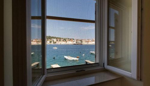 One-Bedroom Apartment with Sea View