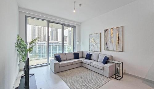 Deluxe One-Bedroom Apartment with Harbor View