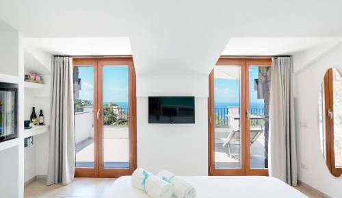 Deluxe Double Room with Balcony and Sea View