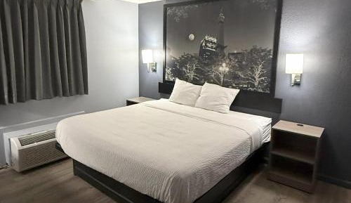 King Room with Roll-in Shower - Mobility Access/Non-Smoking