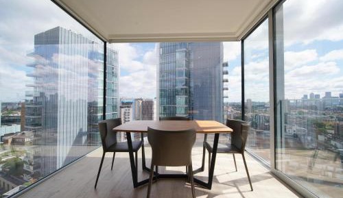 One-Bedroom Apartment with City View