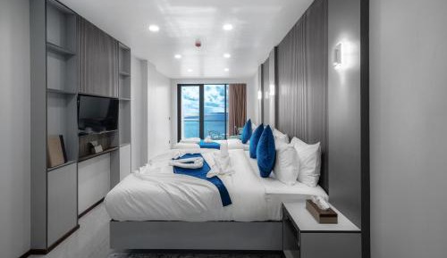 Deluxe Triple Room with Balcony & Sea View