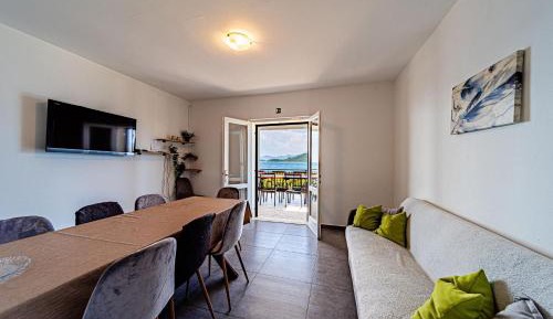 Apartment with Terrace and Sea View