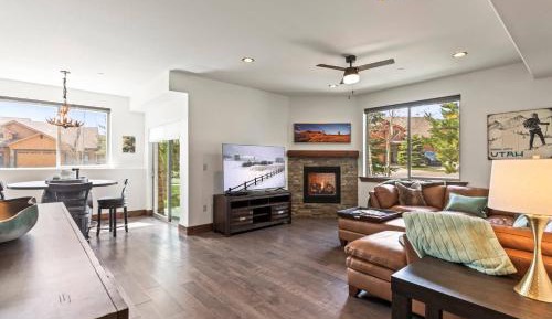Three-Bedroom Apartment with Mountain View