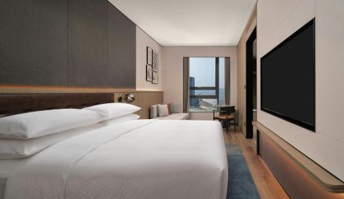 Superior King Room with City View
