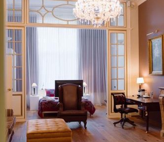 Deluxe Suite with King Bed and Whirlpool - Smoking