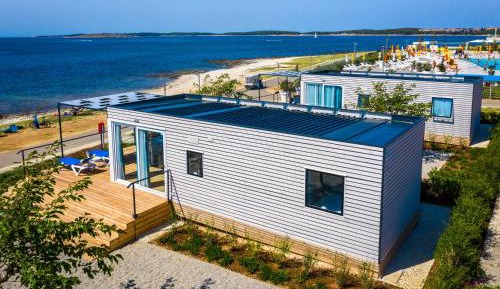 Deluxe Two-Bedroom Camping Home Sea View