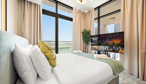Three-Bedroom Apartment with Lake View