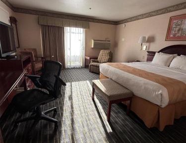 King Room with Balcony - Non-Smoking