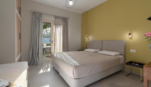 Standard Studio with Garden and Partial Sea View