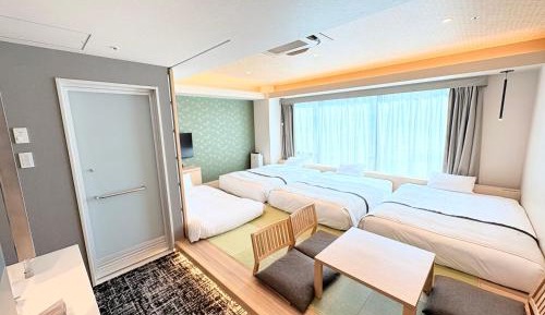 Premier Triple With Japanese-style Futon