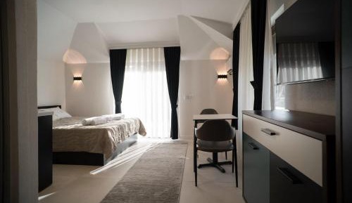 Deluxe Queen Suite