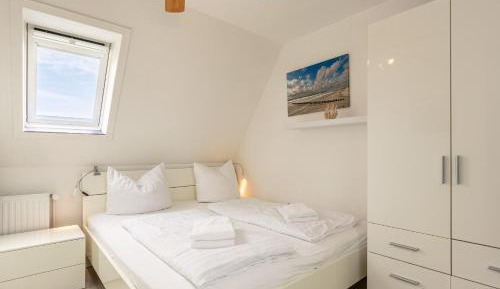 One-Bedroom Apartment with Balcony