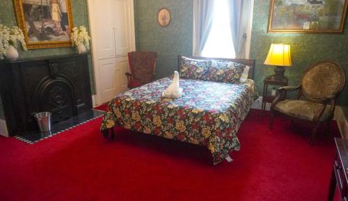 Deluxe Queen Suite