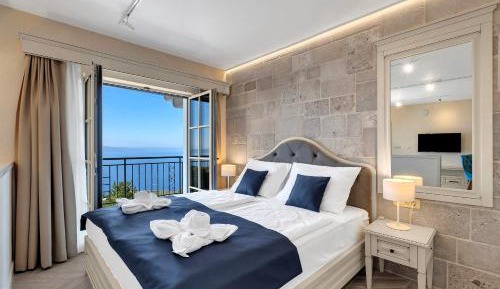 Deluxe Suite with Sea View