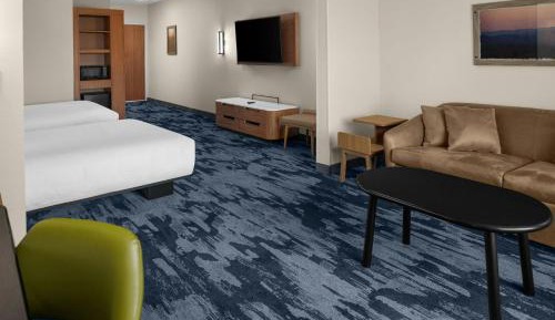 Queen Suite with Sofa Bed and Adapted Tub - Mobility Accessible
