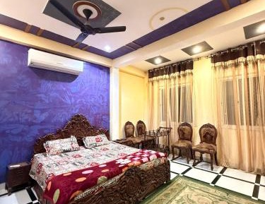 Queen Room with Shared Bathroom
