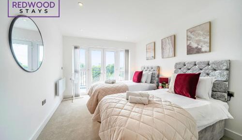 Two-Bedroom Deluxe Apartment with Balcony