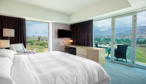 Large King Room with Mountain View and Balcony - Club Access