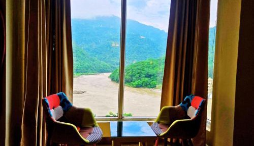 Queen Suite with Pool View
