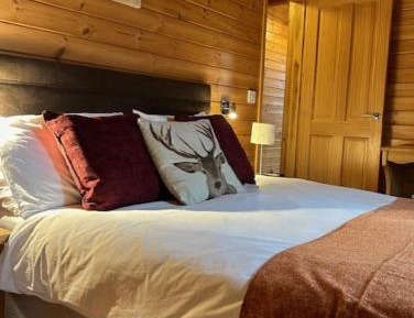 Lodge 6 (Superior +), Sleeps 6, Hot Tub, Pet Friendly. 