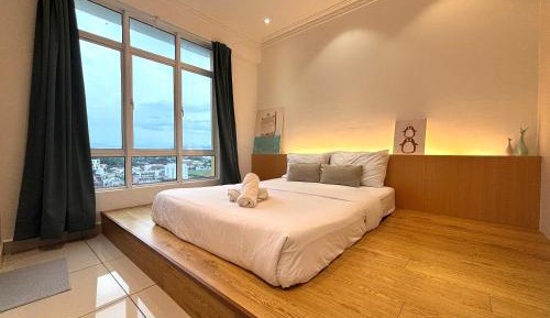 Four-Bedroom Apartment with Balcony 