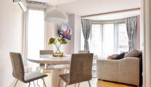 Two-Bedroom Apartment with Mountain View