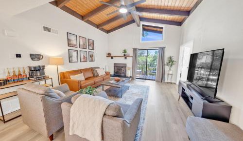 Three-Bedroom Apartment with Balcony
