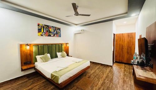 Deluxe Room (2 Adults + 1 Child)