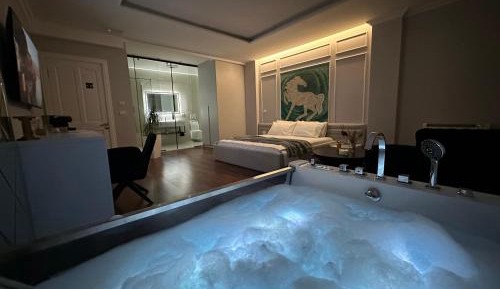 Queen Suite with Spa Bath