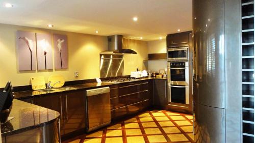 Luxury Three Bedroom Apartment with Balcony - Multi-story