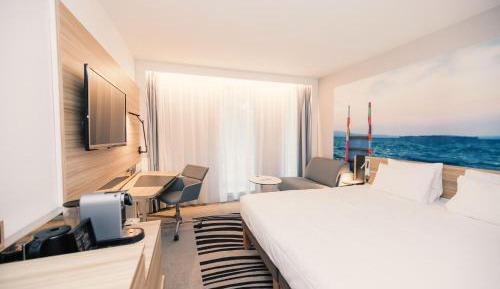 Executive Room with One Queen Bed and One Sofa