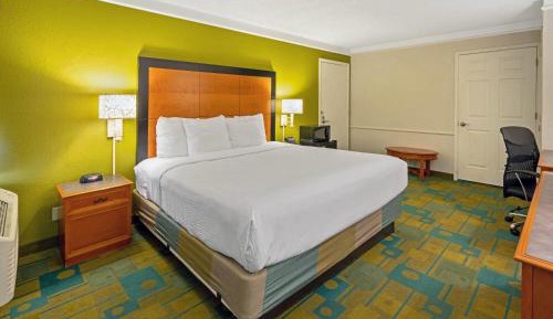 King Room with One King Bed and Bath Tub with Grab Bars - Mobility accessible/Non-Smoking