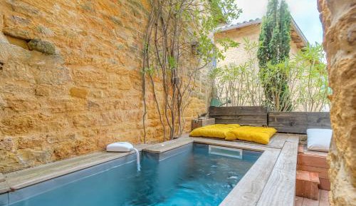 Apartment with Pool View 