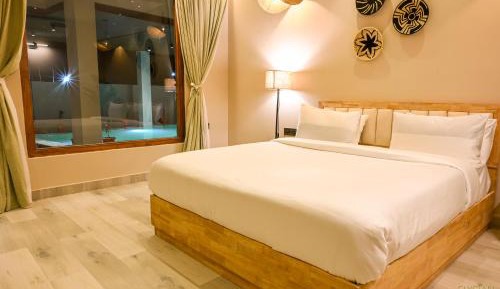 Queen Room with Pool View