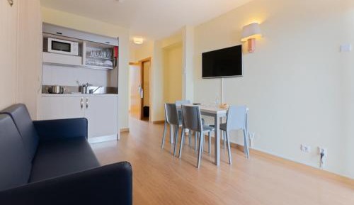Family Room with Garden View