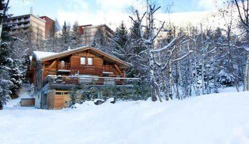 Three-Bedroom Apartment with Mountain View