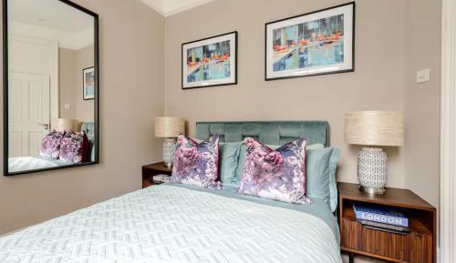 One-Bedroom Apartment with Park View