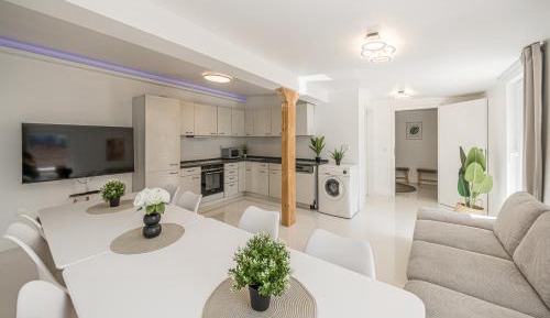 Three-Bedroom Deluxe Apartment