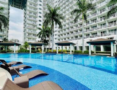 One-Bedroom Apartment with Balcony