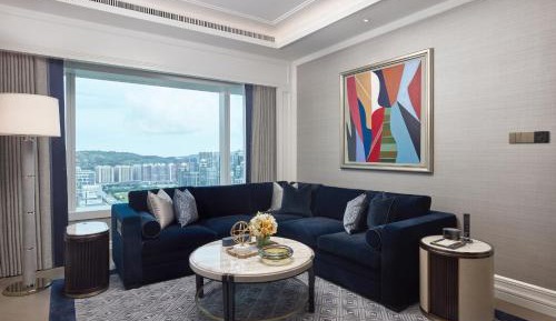 One-Bedroom Elizabeth Suite with Two Double Beds and City View - with Hampton Court Access for 2 person