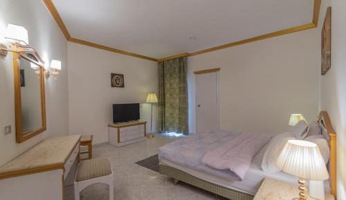 Deluxe King Suite